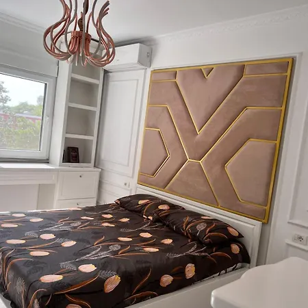 Apartment Superb House @ Rruga Elbasanit